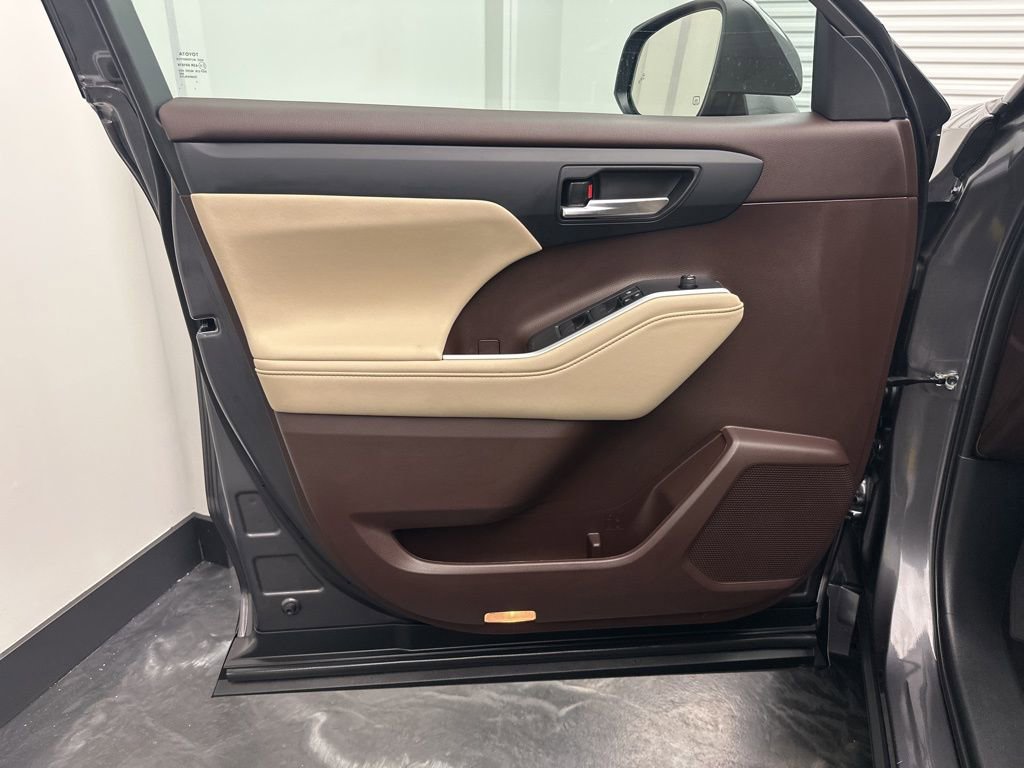 Used 2021 Toyota Highlander XLE image 18