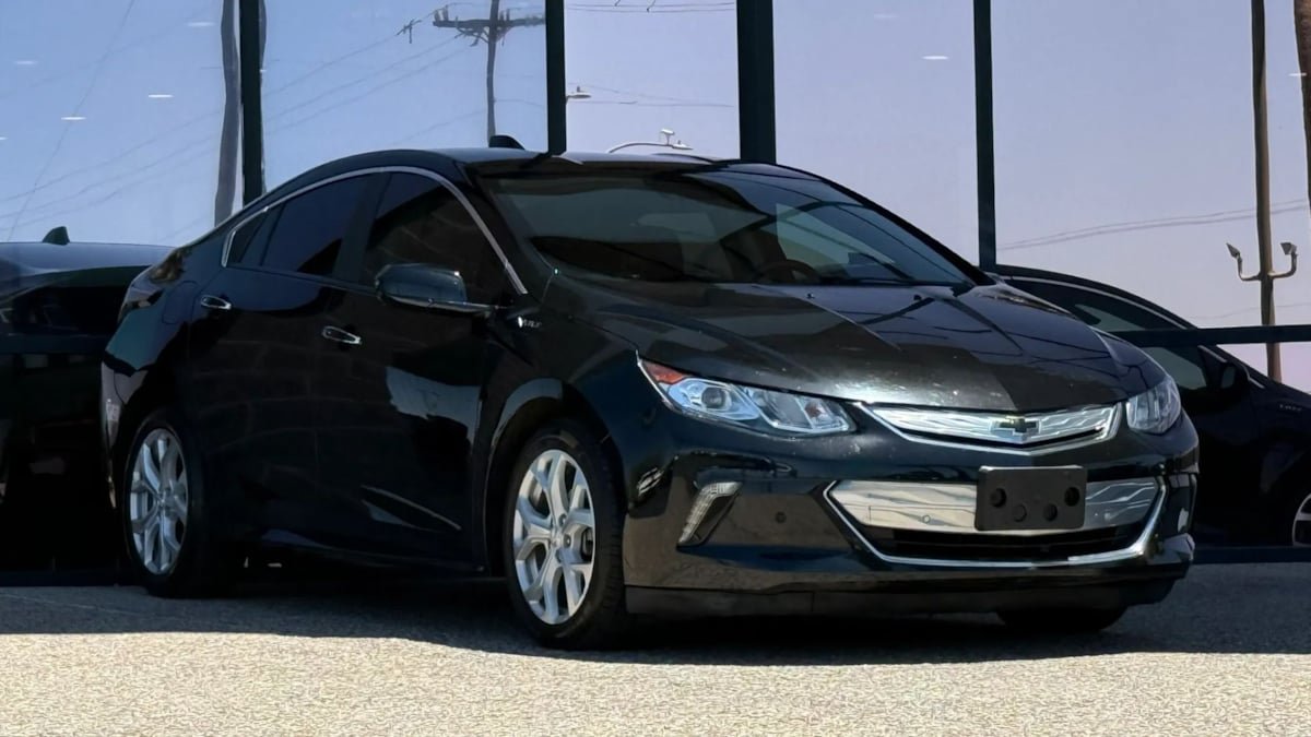 Used 2018 Chevrolet Volt Premier w/ Driver Confidence Package FWD image 17