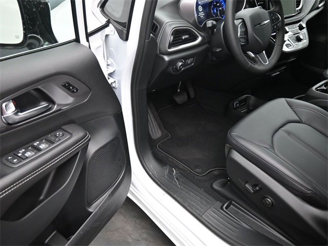 New 2026 Chrysler Pacifica Select image 14