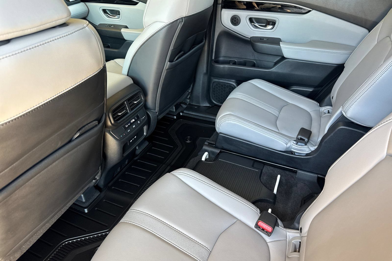 Used 2025 Honda Pilot Touring image 13