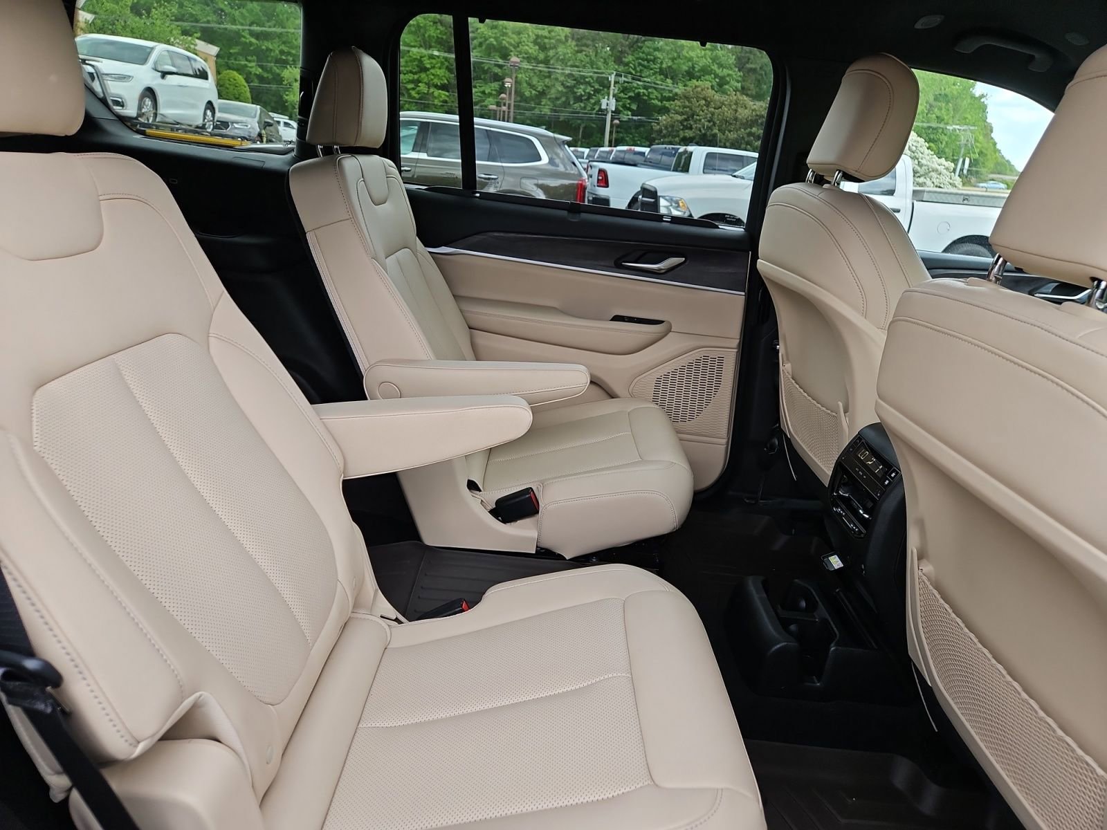 Used 2023 Jeep Grand Cherokee L Limited w/ Luxury Tech Group II AWD/4WD image 17