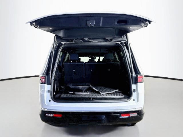 Used 2024 Jeep Wagoneer L Series II w/ Flexible Seating Group RWD image 34