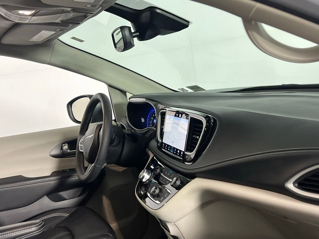 Used 2023 Chrysler Pacifica Touring-L w/ Uconnect Theater Family Group image 28