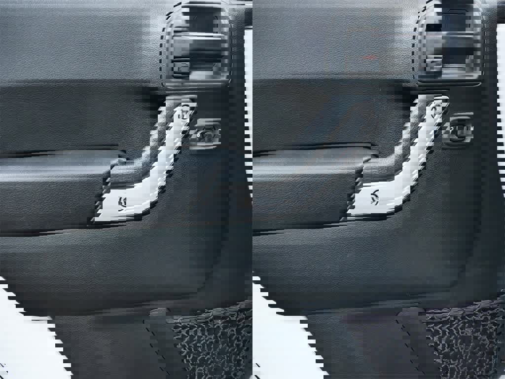 Used 2018 Jeep Wrangler Unlimited Sahara w/ Connectivity Group image 11