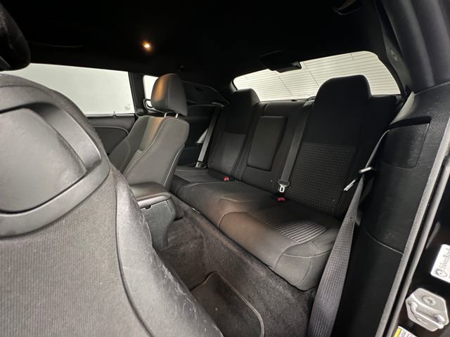 Used 2016 Dodge Challenger SXT image 31