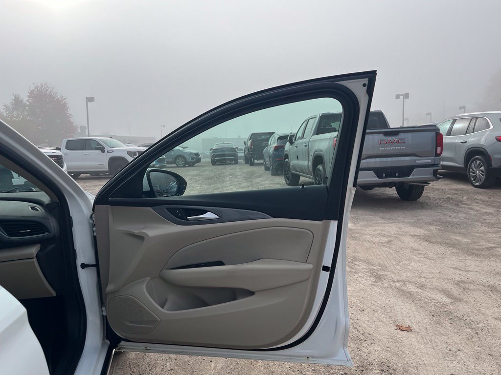 Used 2018 Buick Regal Preferred FWD image 33