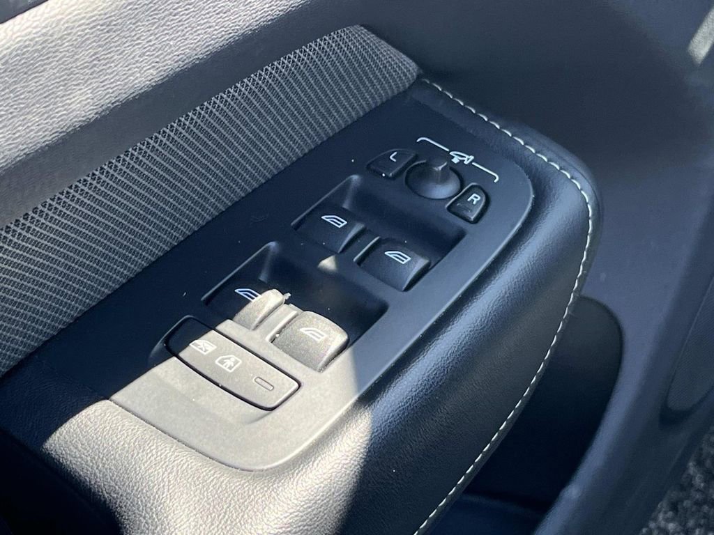 Used 2022 Volvo XC60 B5 R-Design w/ Climate Package image 25