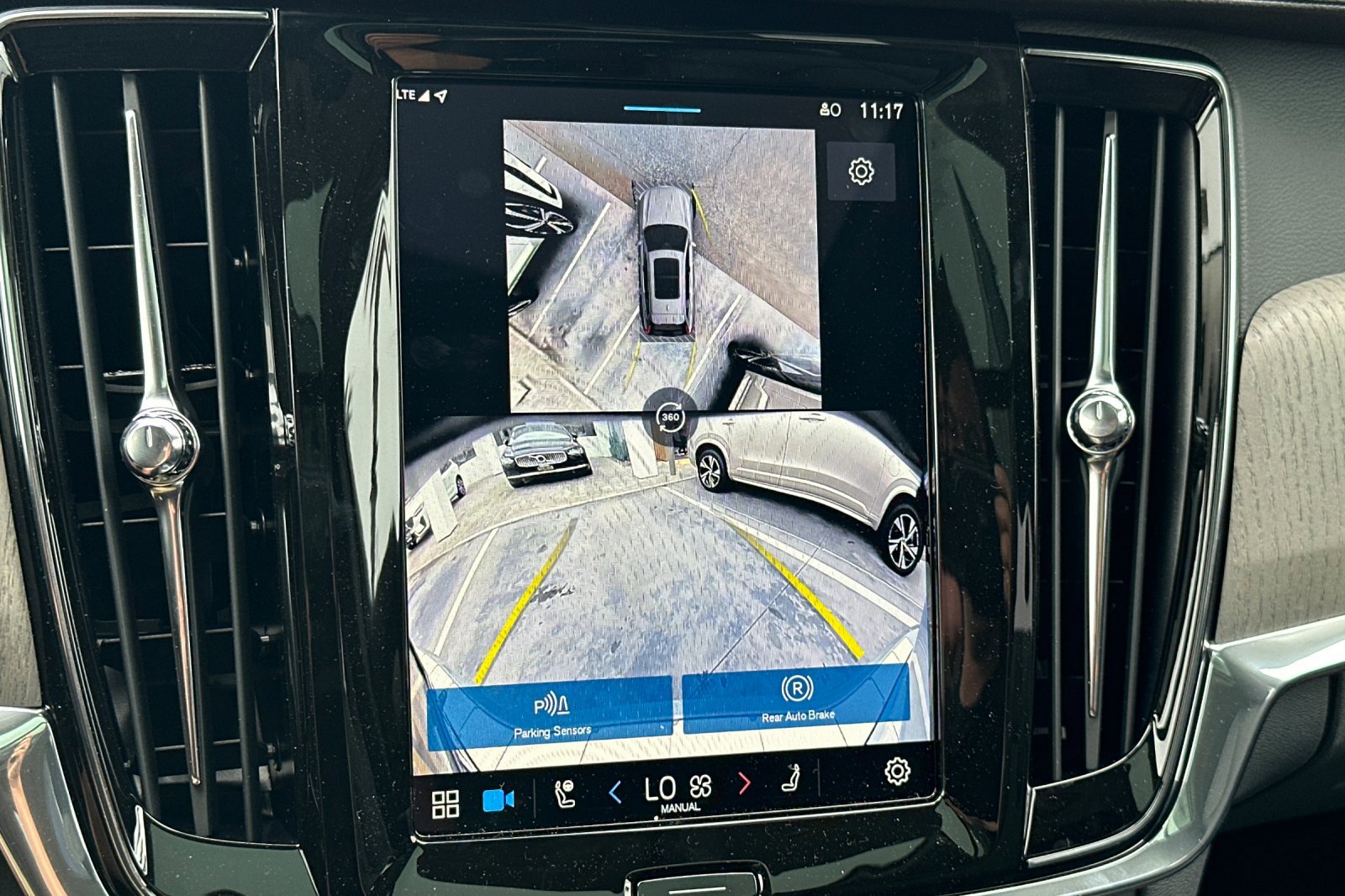 New 2025 Volvo V90 B6 Cross Country Ultra w/ Protection Package Premier image 18