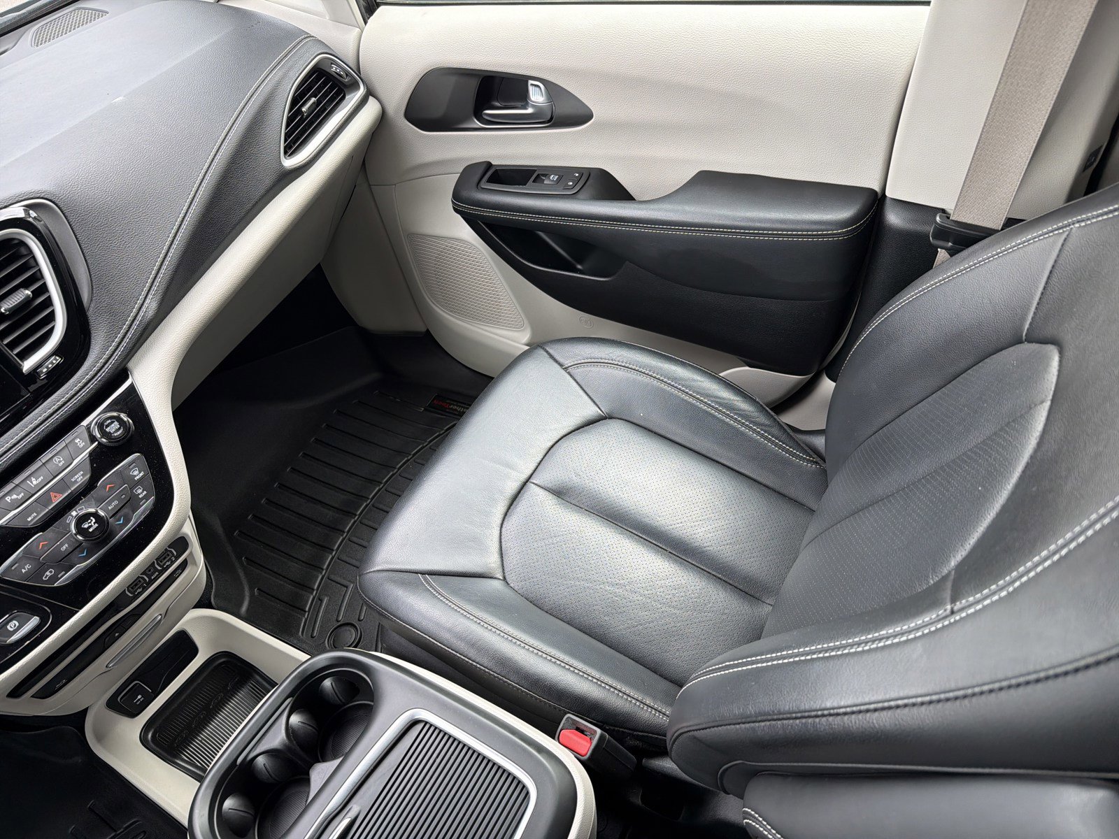 Used 2022 Chrysler Pacifica Touring-L w/ Uconnect Theater Family Group image 11