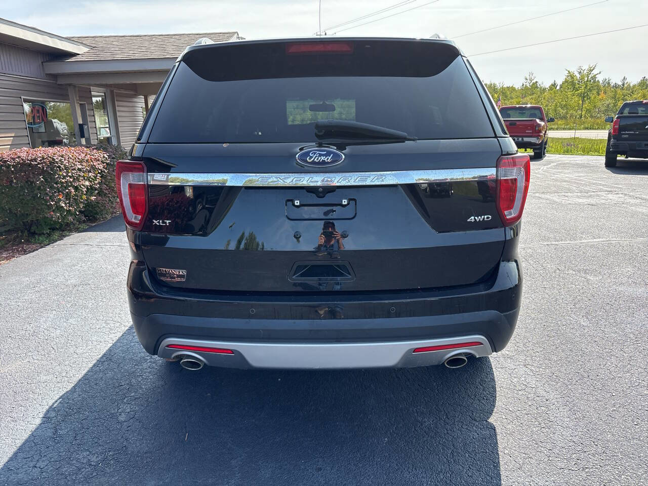 Used 2017 Ford Explorer XLT w/ Equipment Group 202A image 4