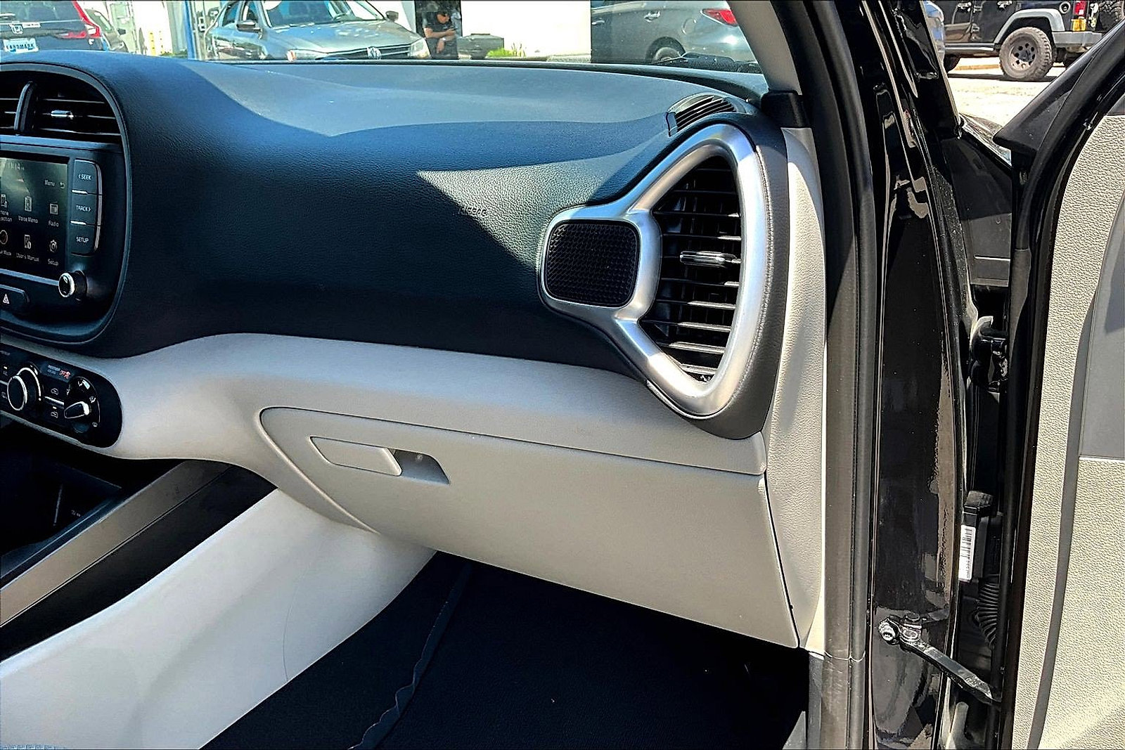 Used 2025 Kia Soul LX FWD image 16