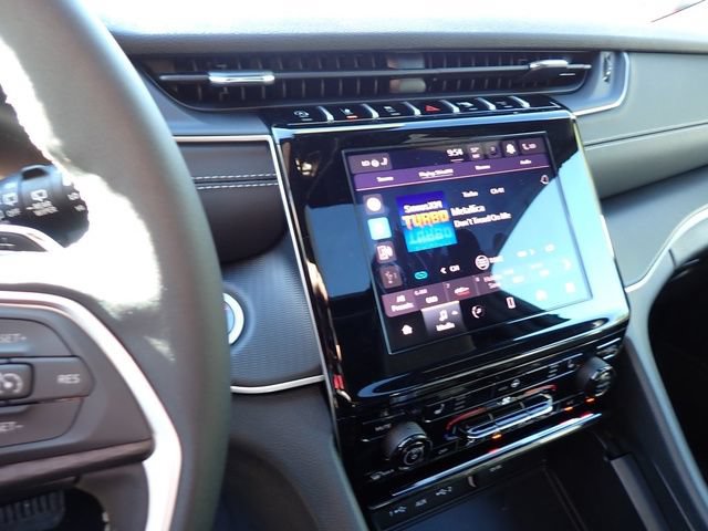 New 2025 Jeep Grand Cherokee Altitude AWD/4WD image 18