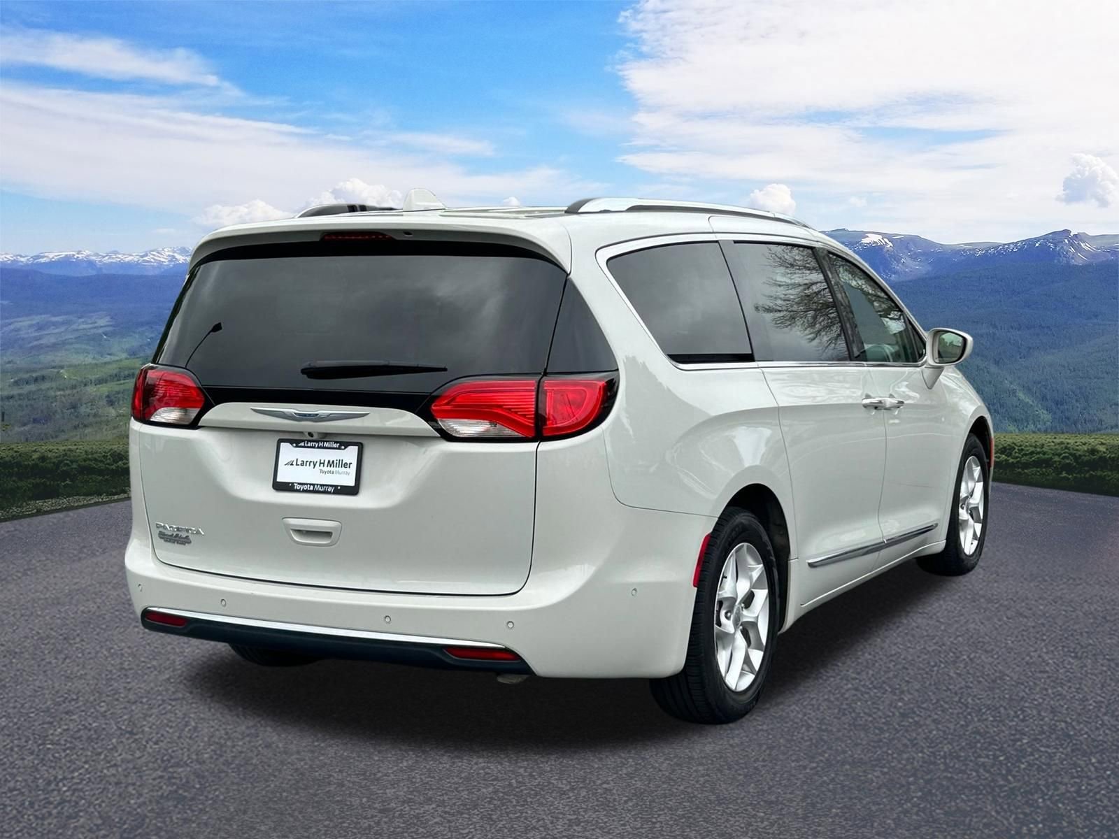 Used 2020 Chrysler Pacifica Touring-L Plus w/ Tire & Wheel Group image 5