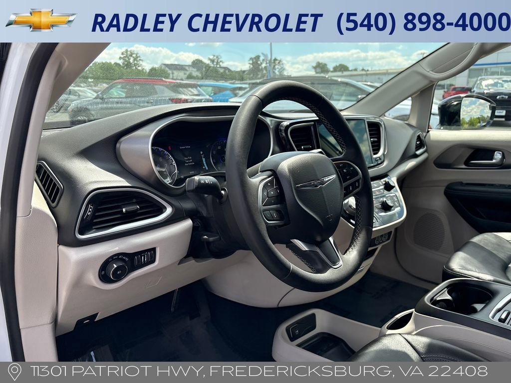 Used 2024 Chrysler Pacifica Touring-L FWD image 8