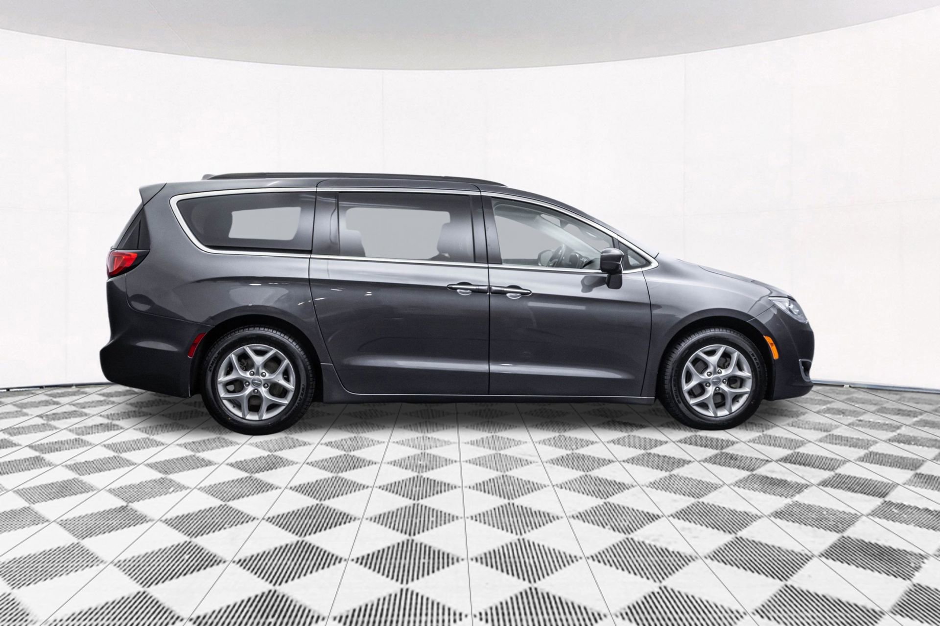 Used 2019 Chrysler Pacifica Touring Plus w/ Tire & Wheel Group image 13