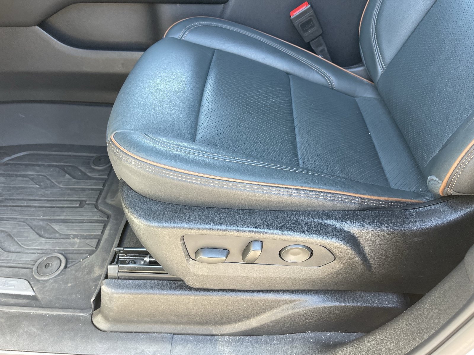 Certified 2025 GMC Yukon AT4 AWD/4WD image 22