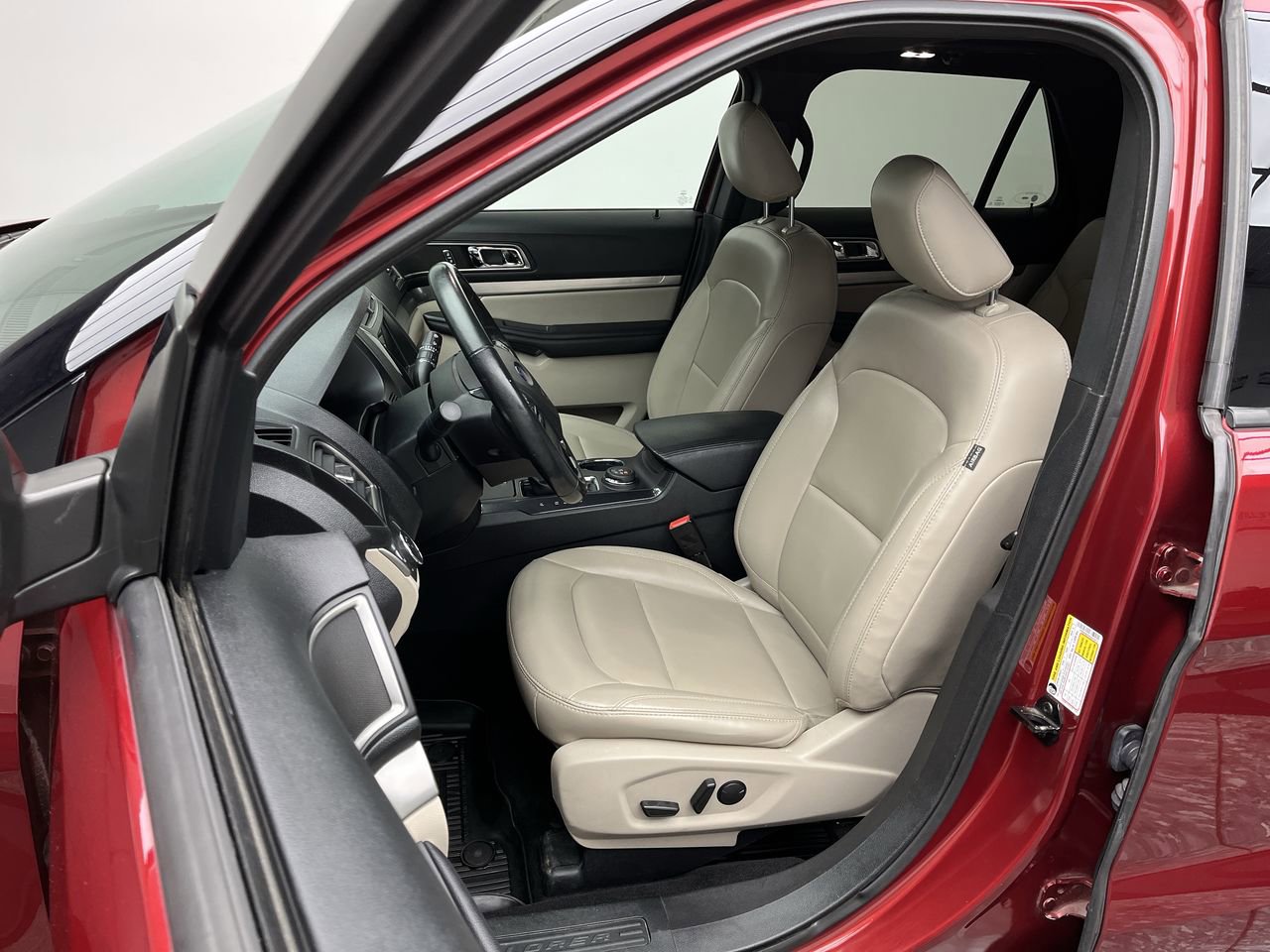 Used 2019 Ford Explorer XLT w/ Equipment Group 202A AWD/4WD image 11