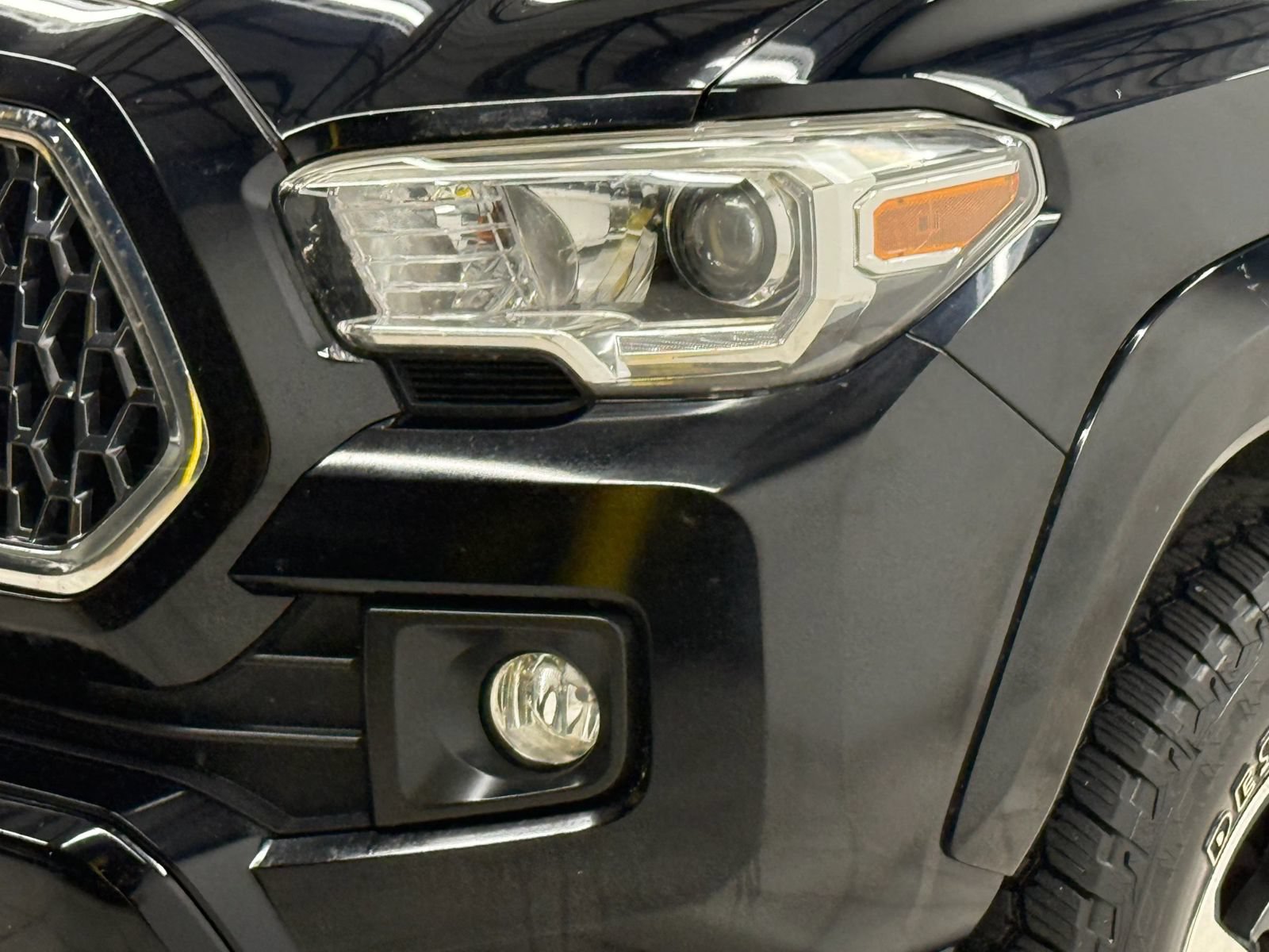 Used 2018 Toyota Tacoma TRD Sport AWD/4WD image 4