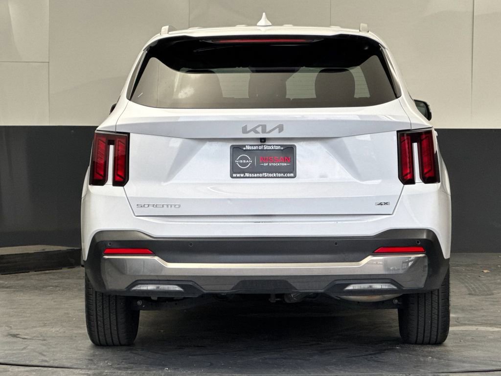 Used 2024 Kia Sorento S image 4