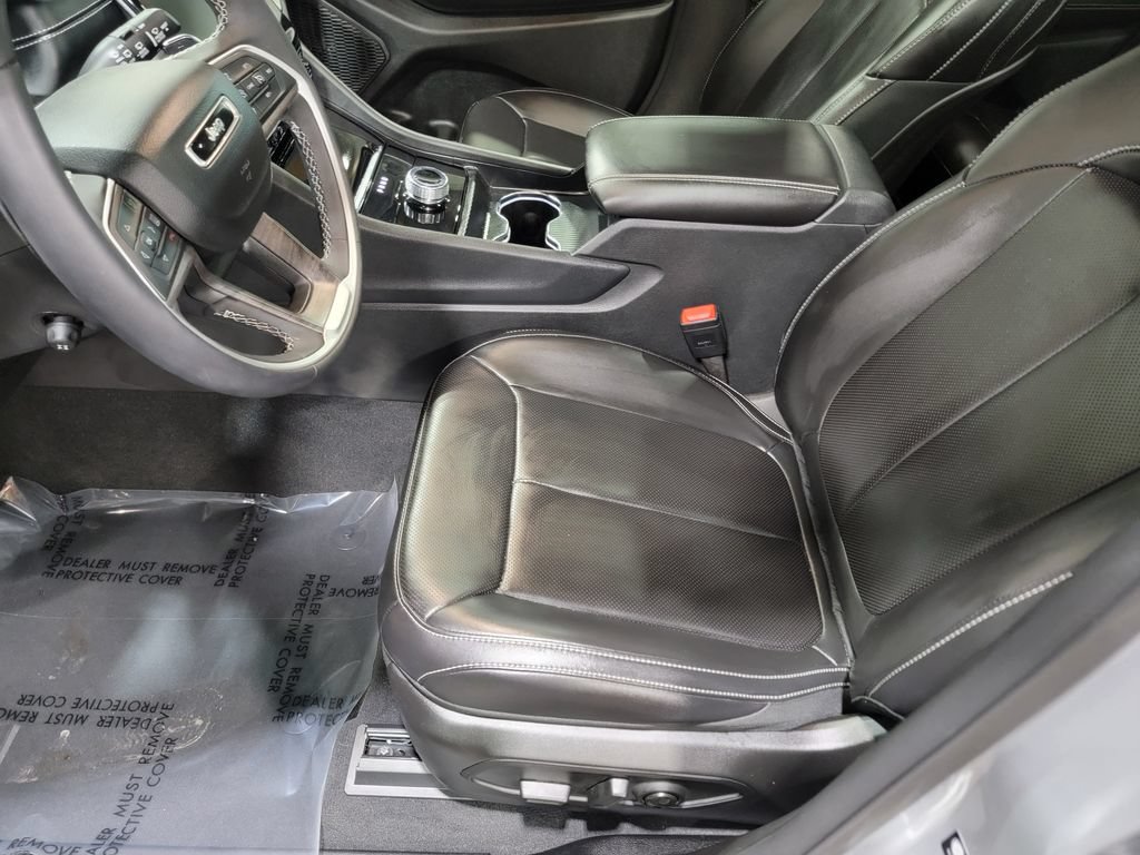 Used 2025 Jeep Grand Cherokee Limited w/ Luxury Tech Group II RWD image 11
