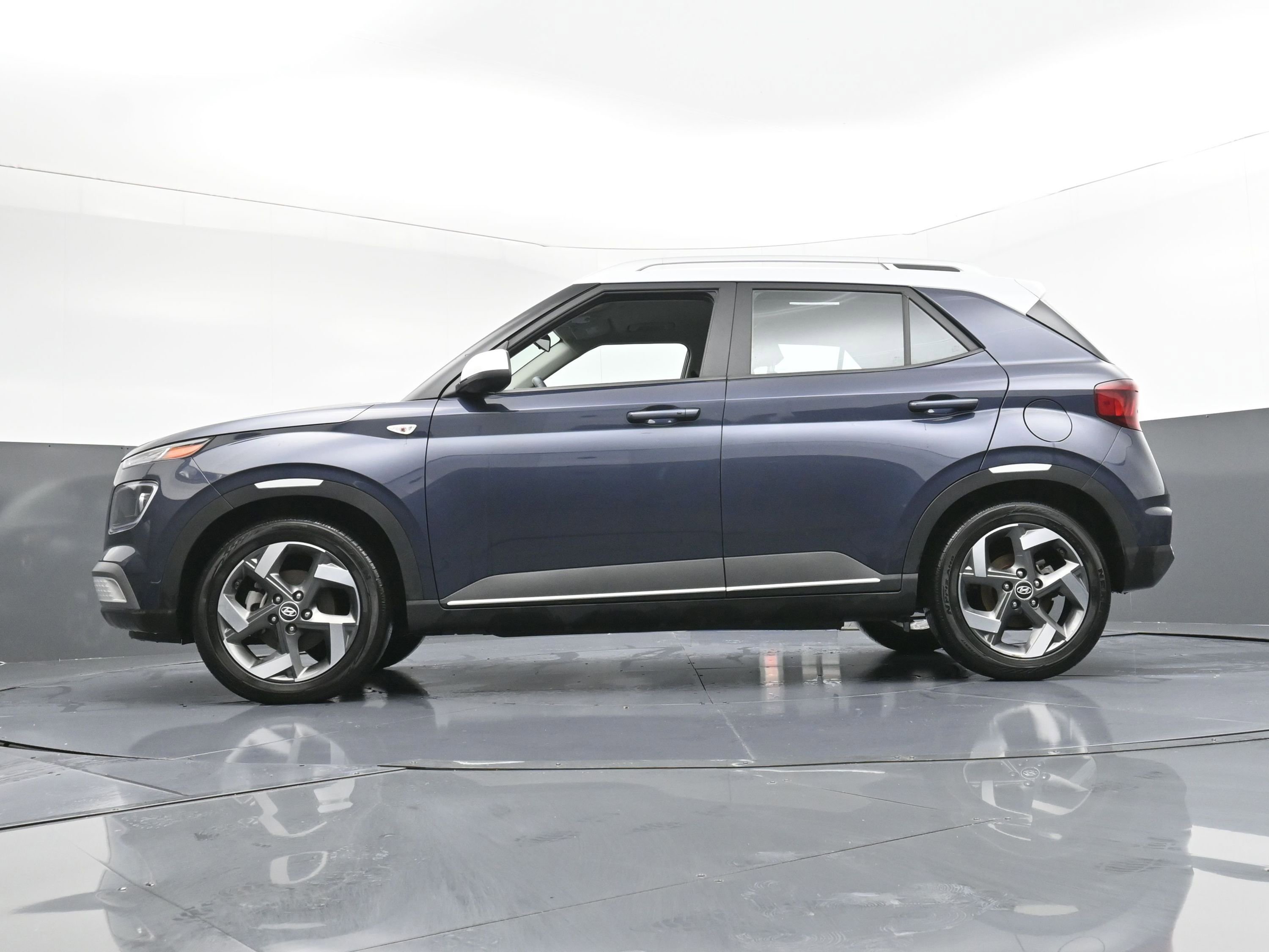 Used 2023 Hyundai Venue Limited w/ Cargo Package image 25