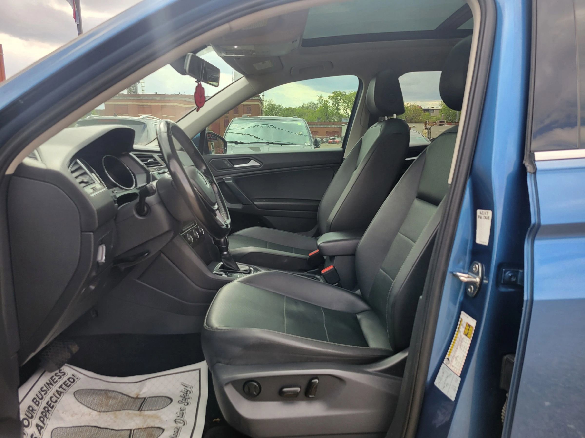 Used 2019 Volkswagen Tiguan SE w/ Panoramic Sunroof Package FWD image 11
