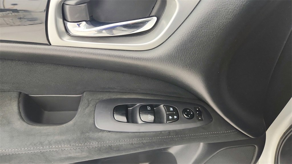 Used 2016 Nissan Pathfinder SV image 23
