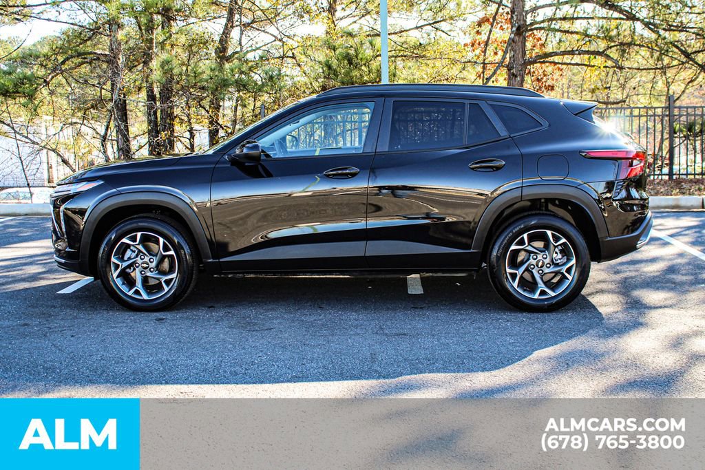 Used 2025 Chevrolet Trax LT w/ LT Convenience Package image 7