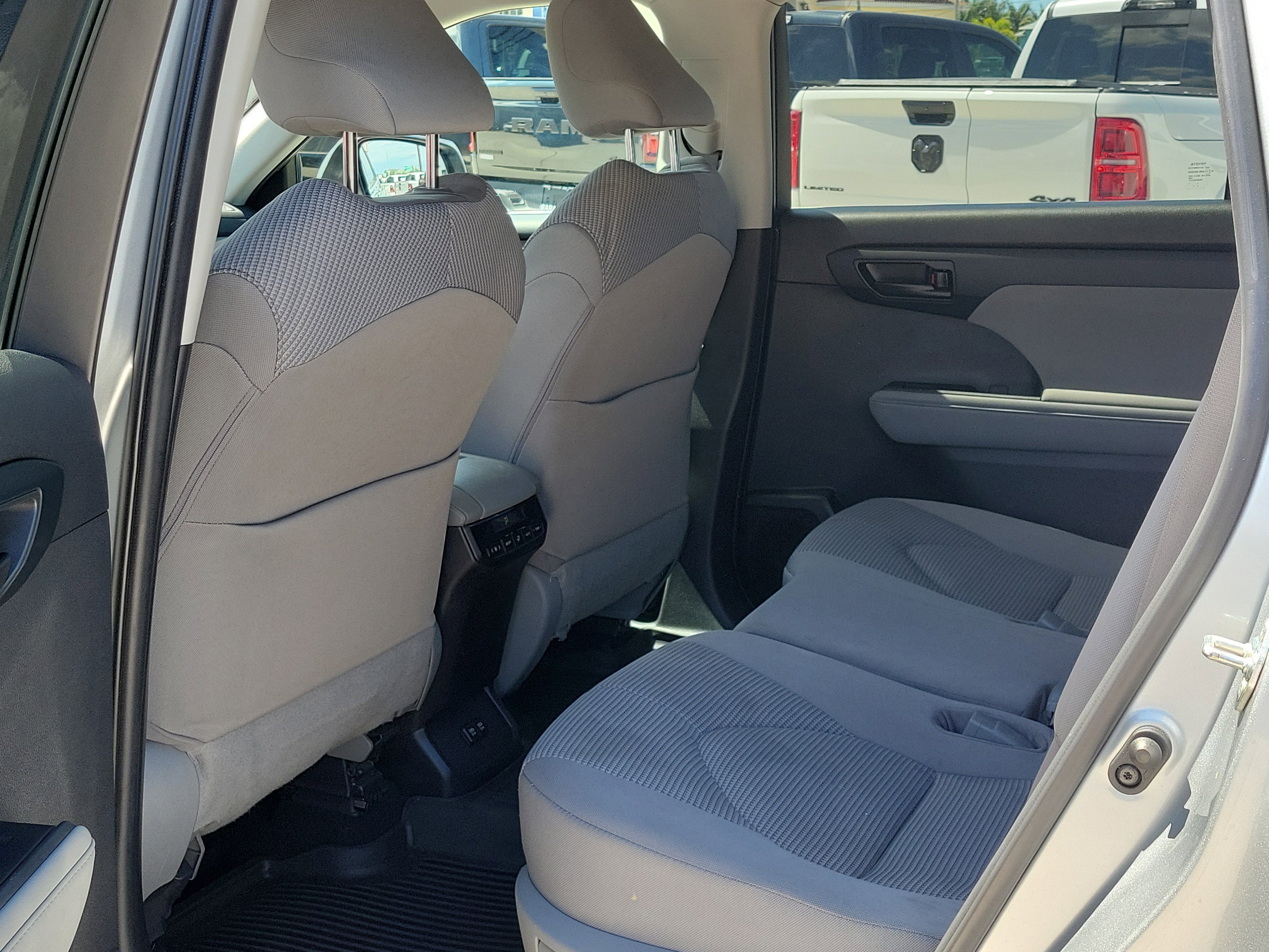 Used 2020 Toyota Highlander LE AWD/4WD image 14