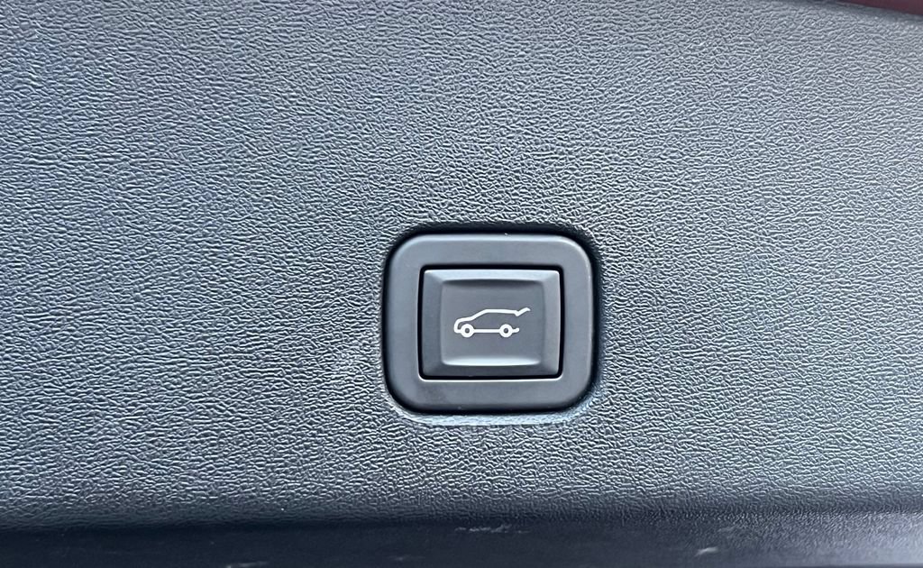 Certified 2025 Cadillac Optiq Sport 2 w/ LPO, Floor Liner Package AWD/4WD image 18