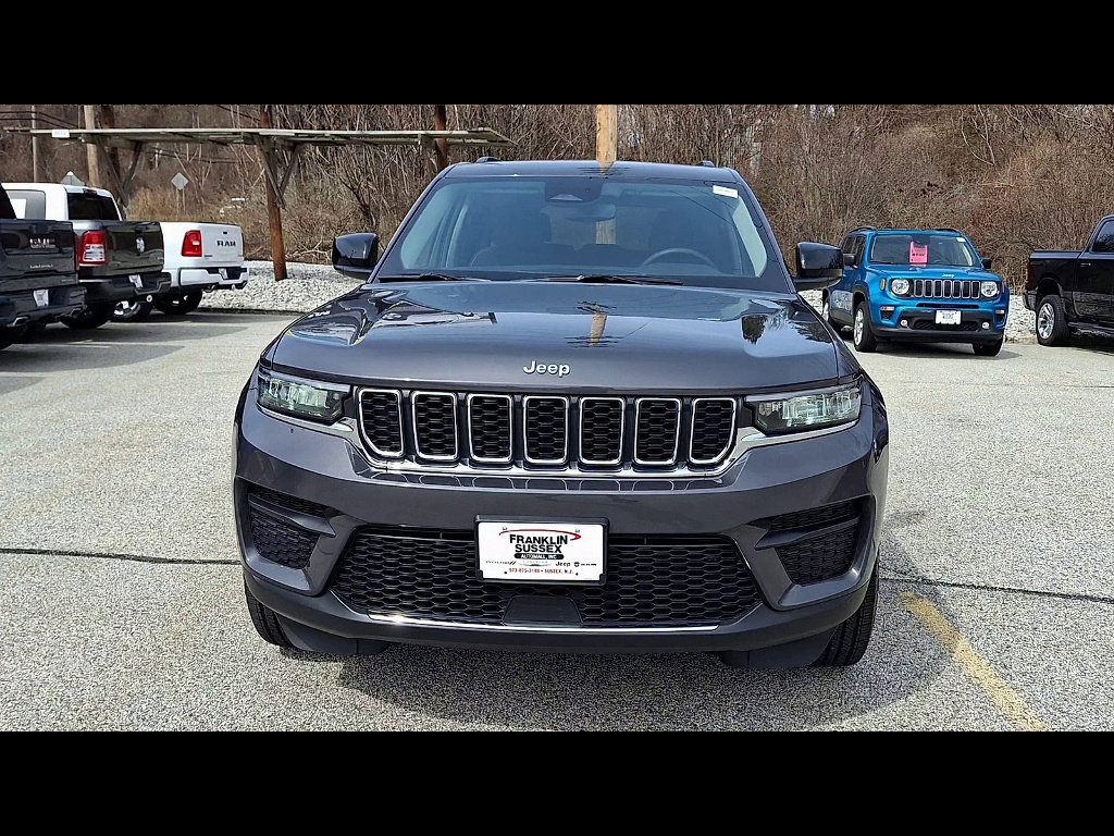 Certified 2023 Jeep Grand Cherokee Laredo w/ Luxury Tech Group I AWD/4WD image 3