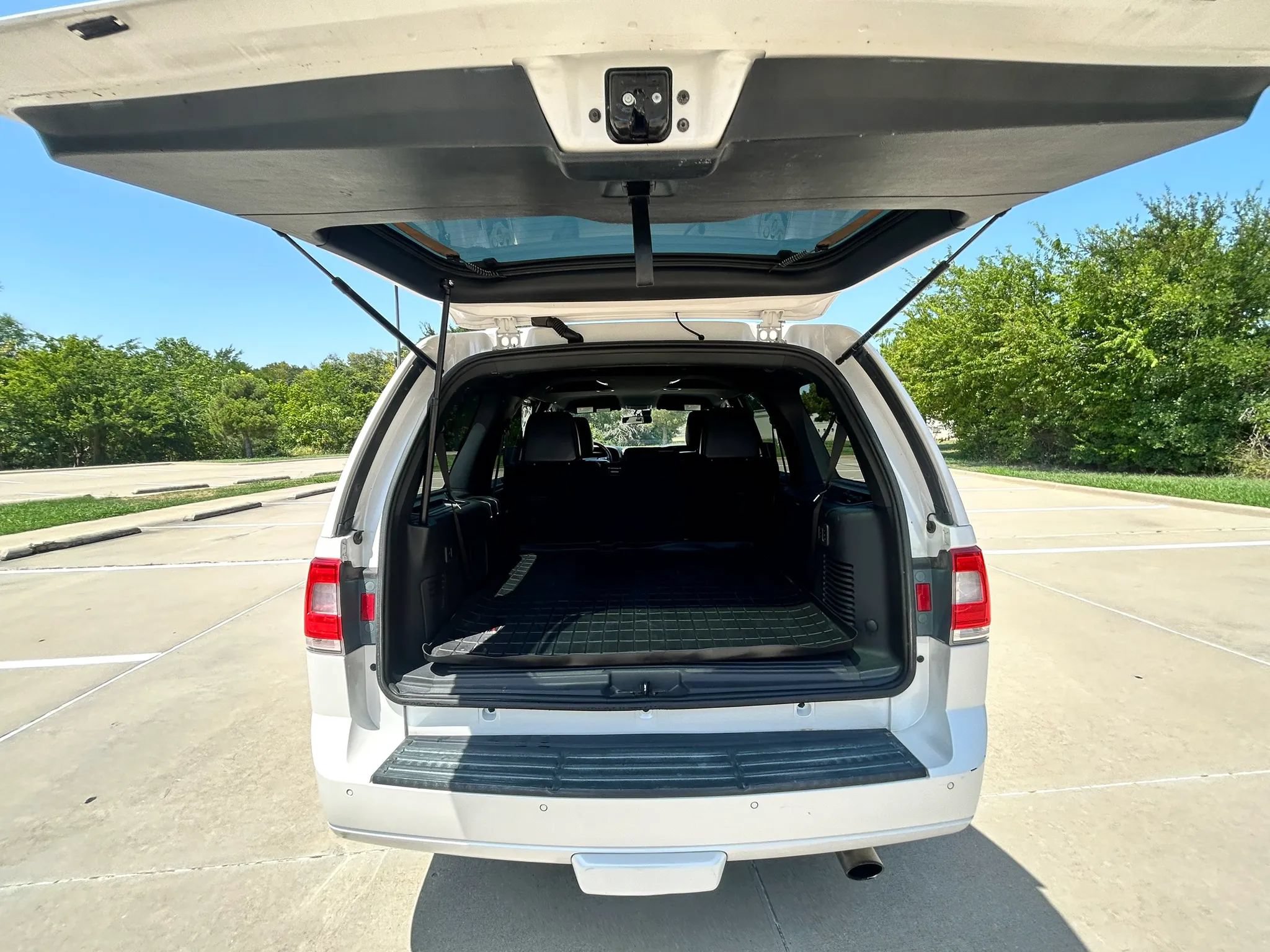 Used 2015 Lincoln Navigator 2WD image 10