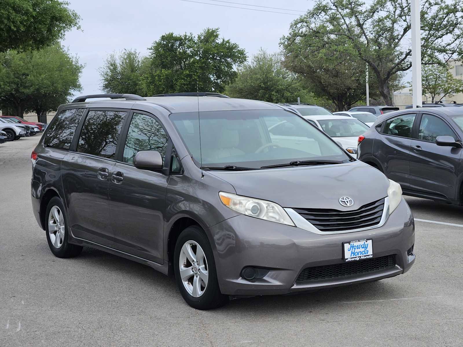 Used 2014 Toyota Sienna LE image 3