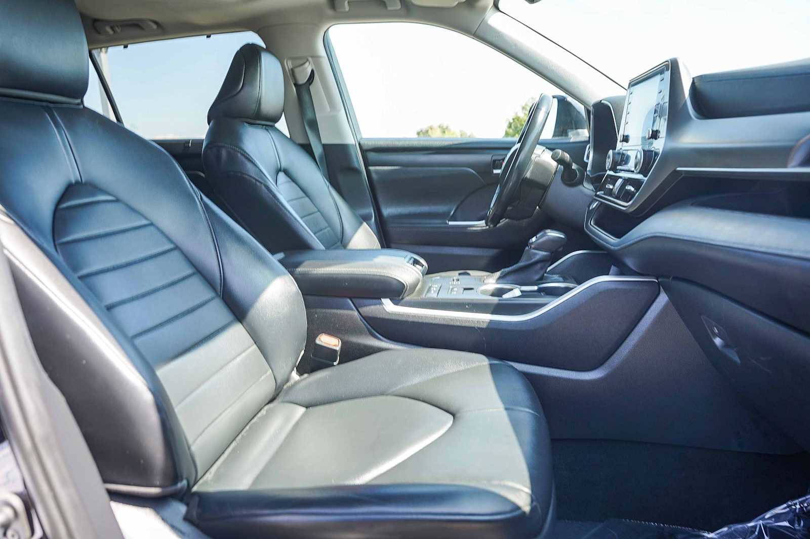 Used 2021 Toyota Highlander XLE image 17