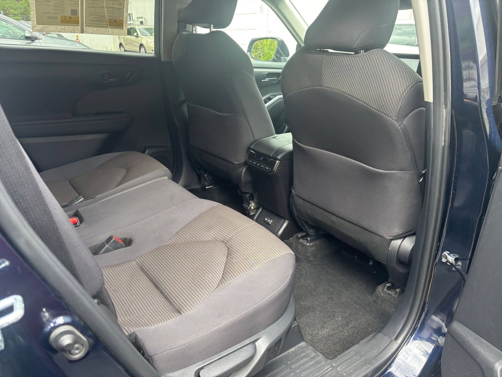Used 2025 Toyota Highlander LE FWD image 42