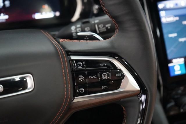 Used 2025 Jeep Grand Cherokee Summit w/ Obsidian Package image 21