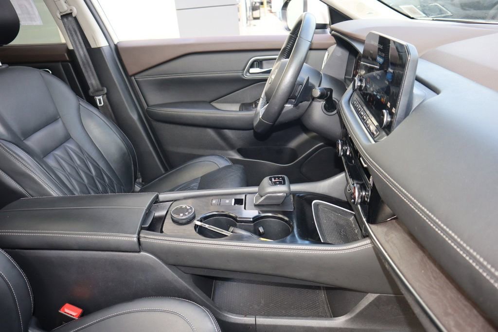 Certified 2022 Nissan Rogue Platinum w/ Head-Up Display Package image 27