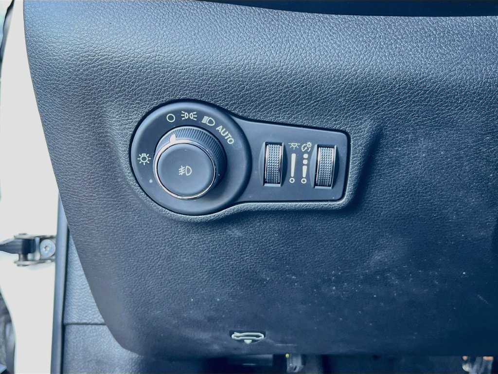Used 2022 Jeep Compass Latitude w/ Sun and Sound Group AWD/4WD image 10