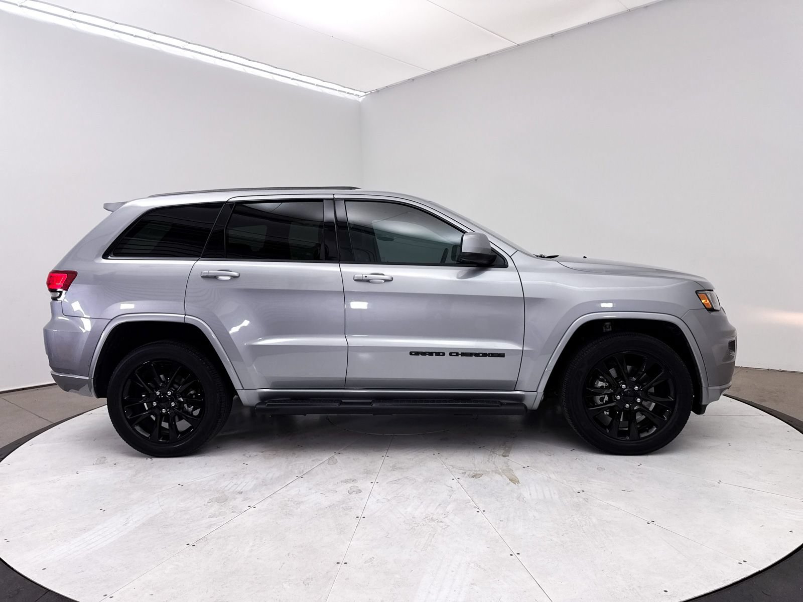 Used 2021 Jeep Grand Cherokee Laredo X AWD/4WD image 41