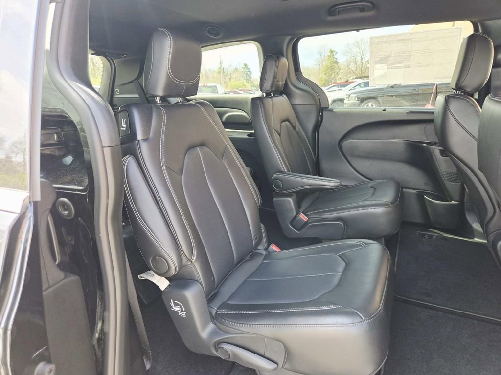 Used 2026 Chrysler Voyager LX FWD image 16