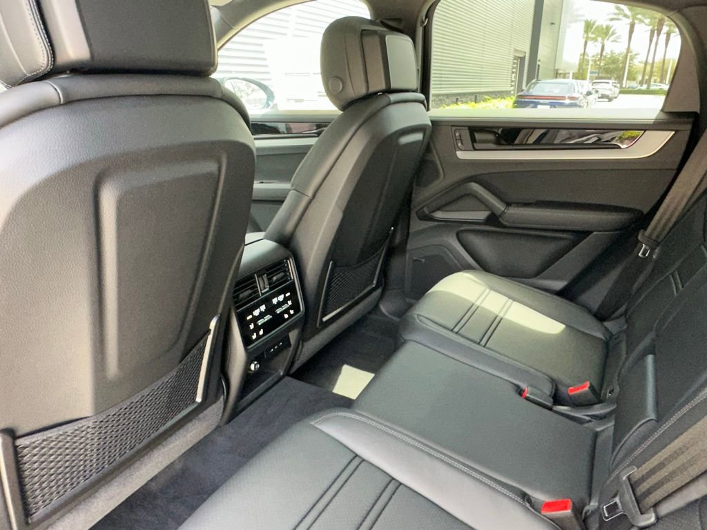 Used 2025 Porsche Cayenne S image 32