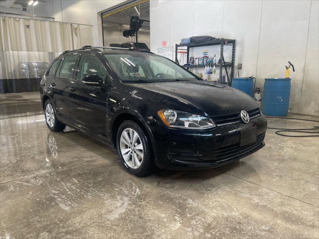 Used 2017 Volkswagen Golf S image 2