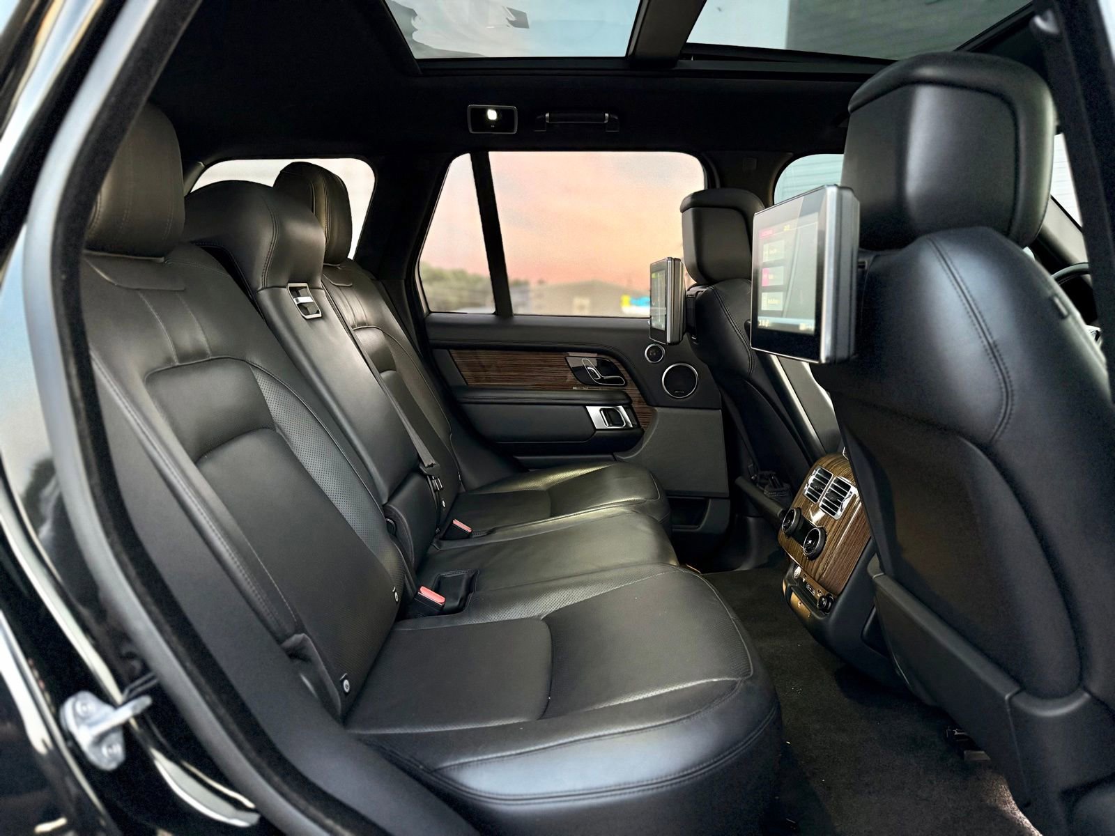 Used 2018 Land Rover Range Rover Supercharged AWD/4WD image 32