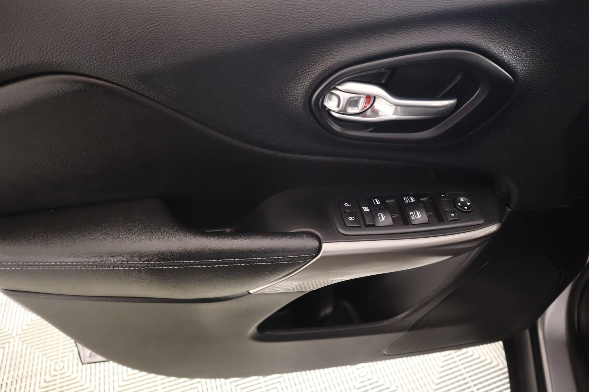 Used 2019 Jeep Cherokee Latitude Plus w/ Comfort/Convenience Group image 14