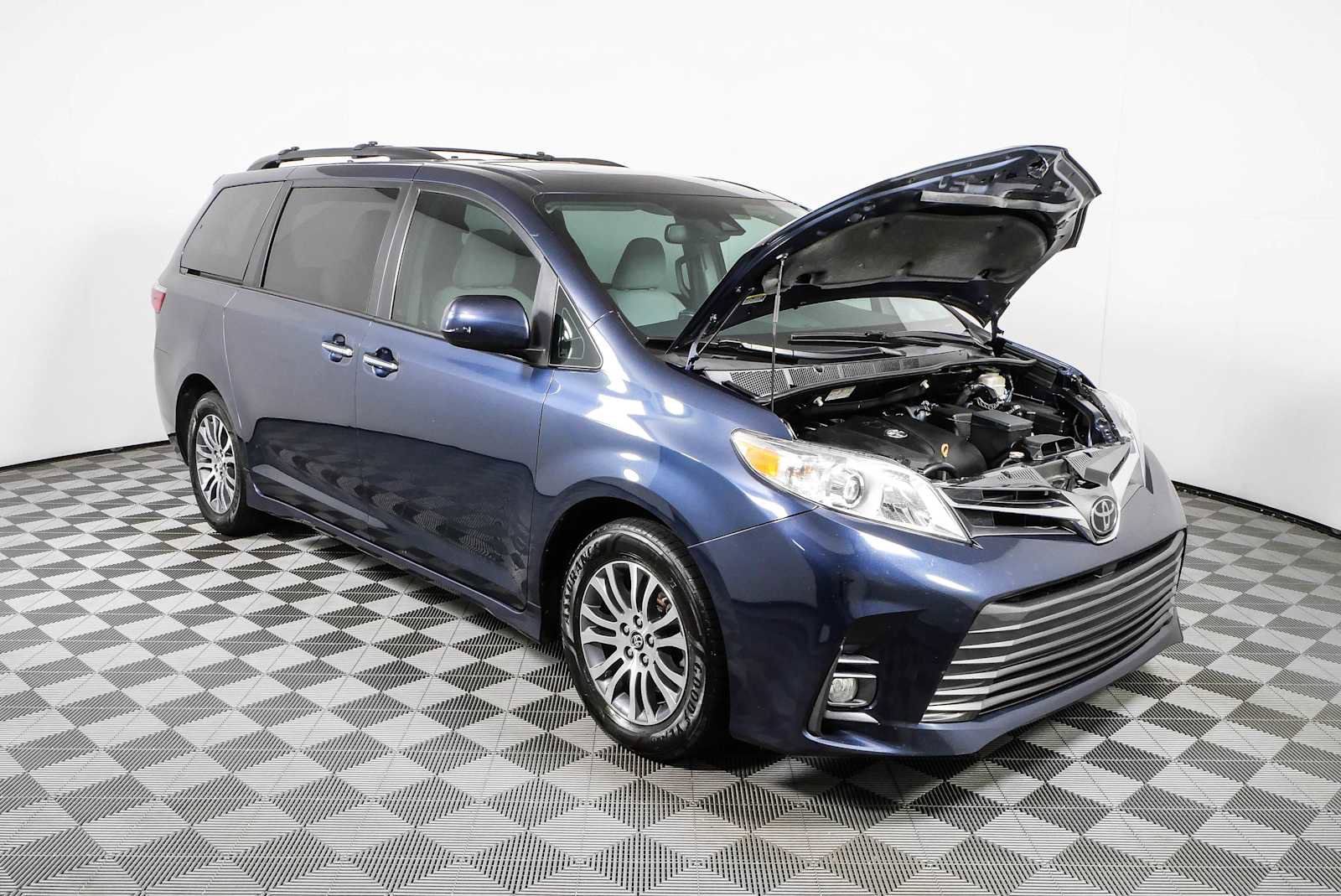 Used 2018 Toyota Sienna XLE w/ XLE Navigation Package FWD image 37