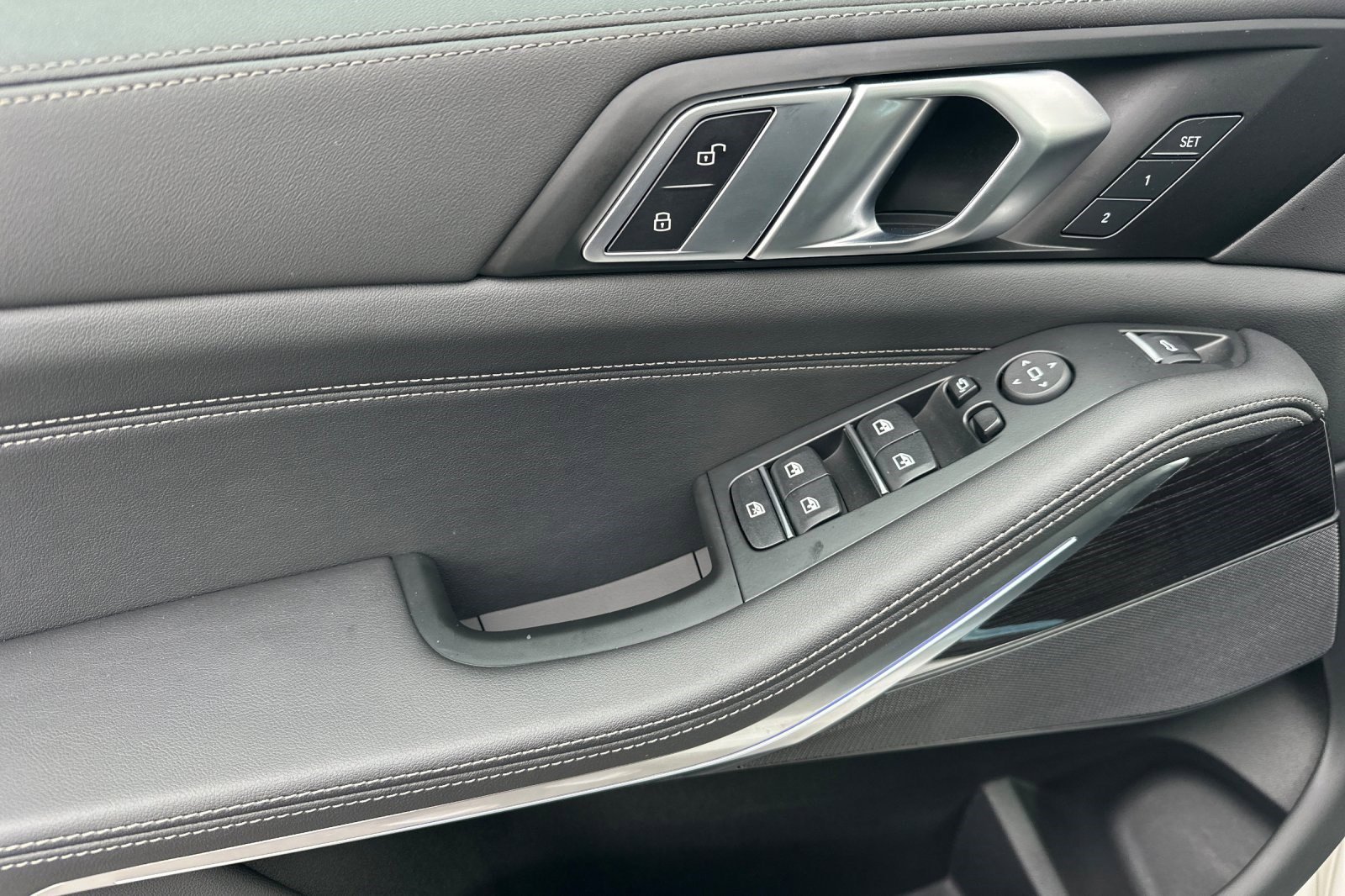 Used 2025 BMW X5 xDrive40i w/ M Sport Package image 12