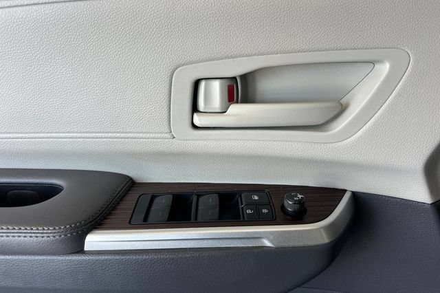Used 2023 Toyota Sienna LE FWD image 14
