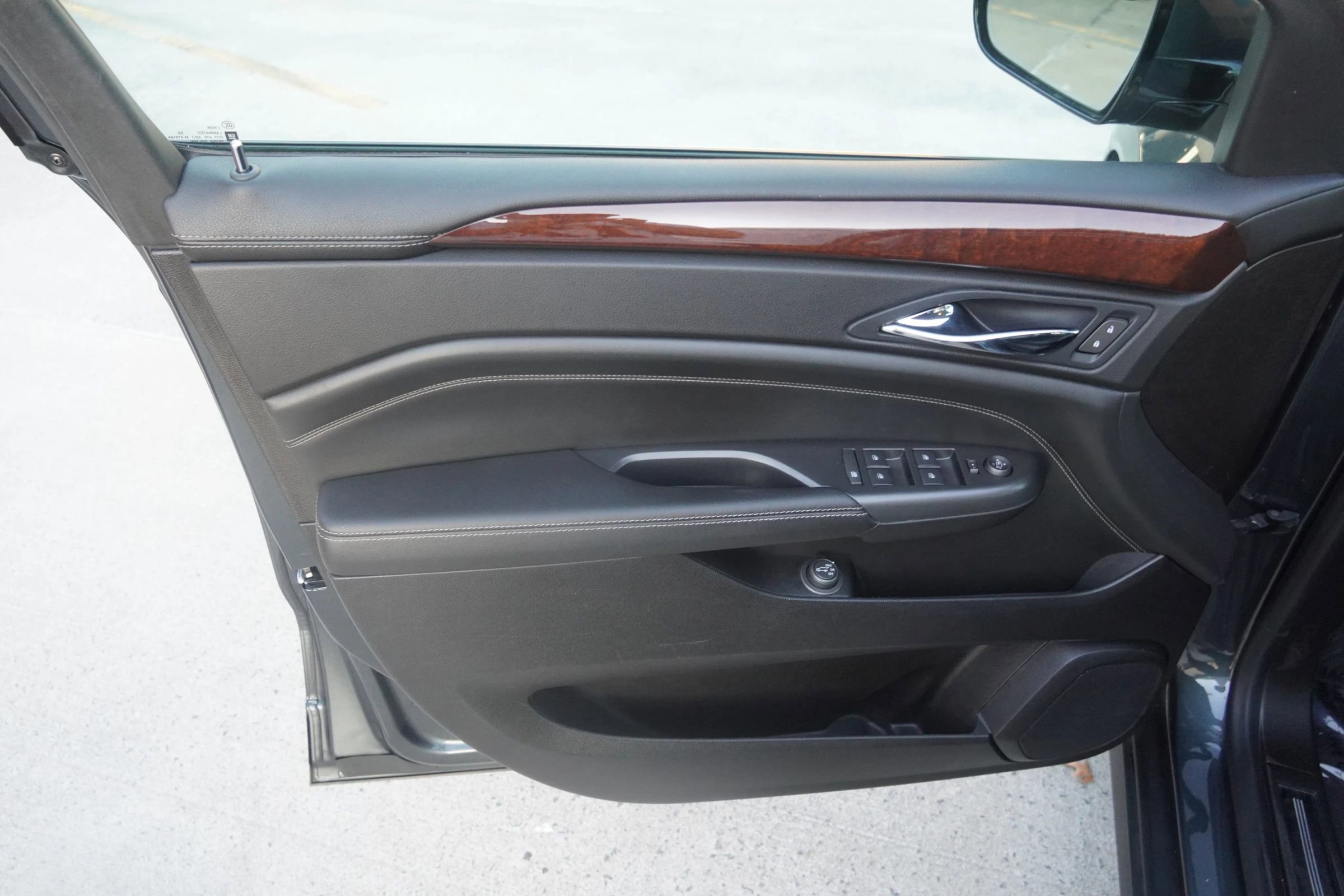 Used 2012 Cadillac SRX Luxury image 32