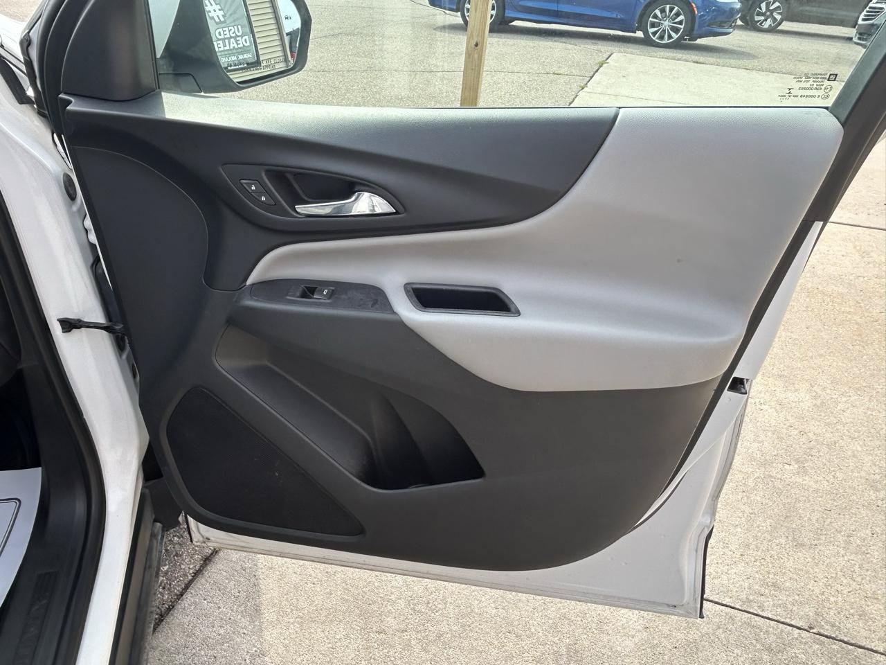 Used 2018 Chevrolet Equinox LT FWD image 16