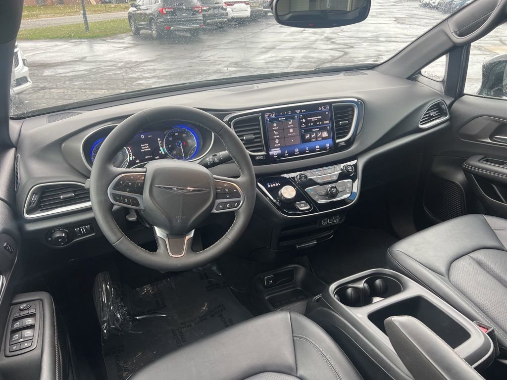 Used 2025 Chrysler Pacifica Select image 13